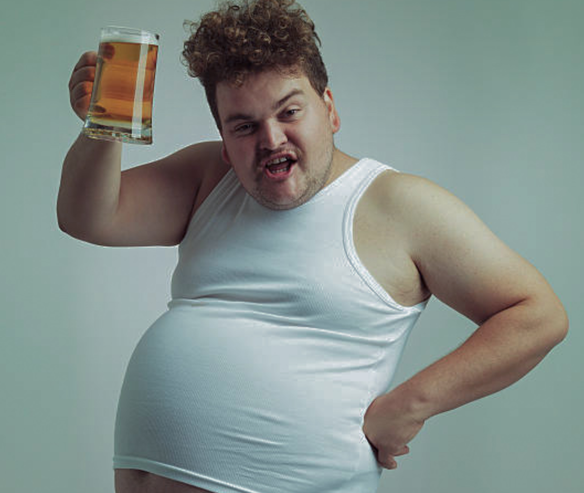 Нравлюсь толстым парням. Толстый мужчина в майке. Мужчины с пивными животами.