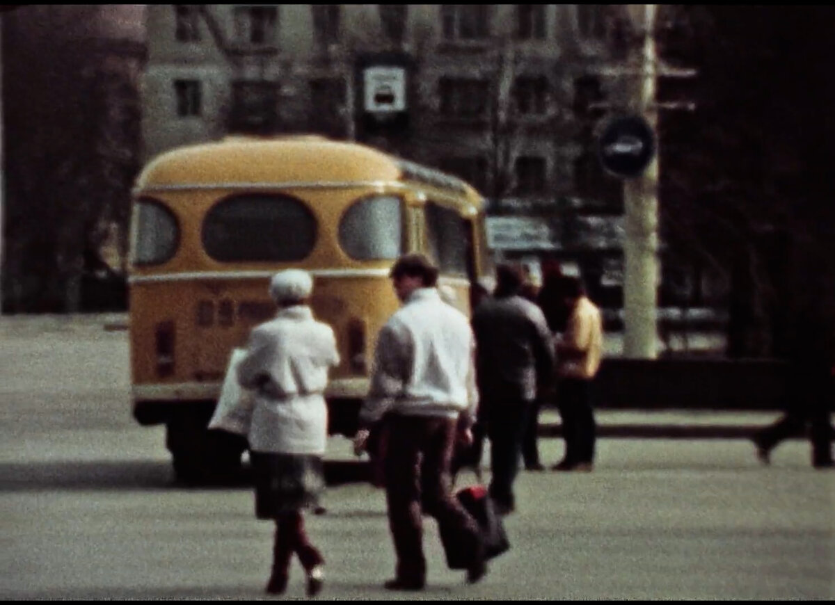 Посадка в маршрутку на Театральной площади, 1988 год