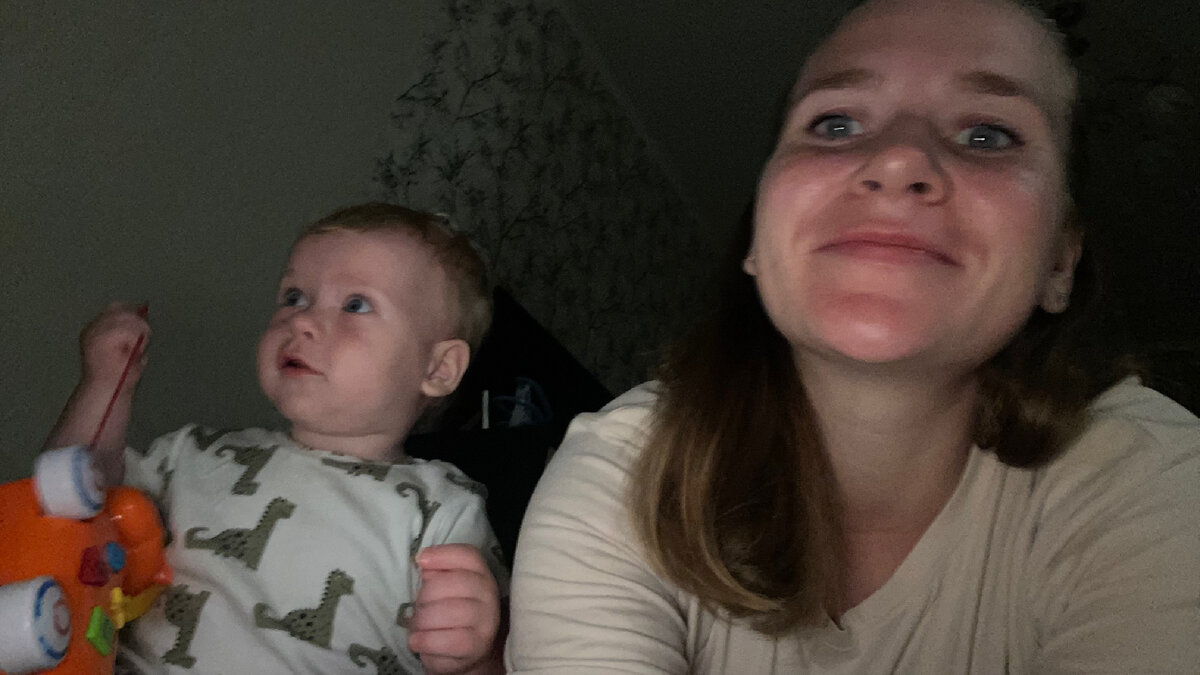 Укладываемся спать. Час шел не помню какой. Игрушка была очень нужна. Без нее-никуда!