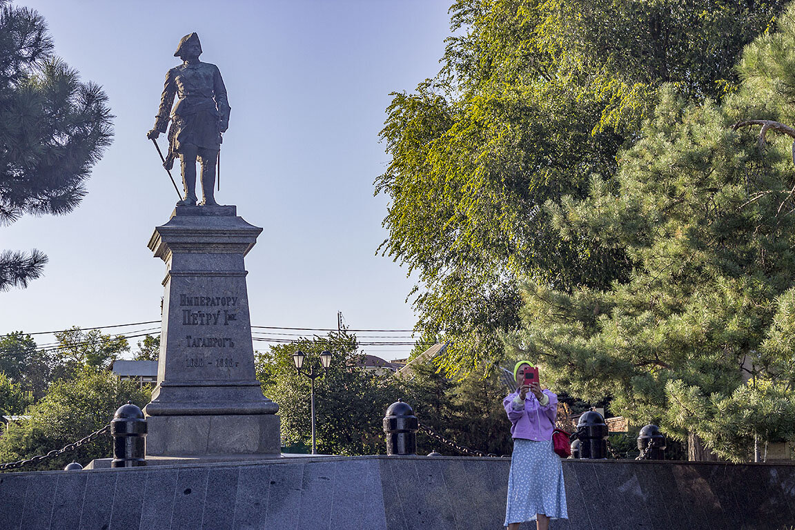 Равелин фридланд калининград. Памятник петру в таганроге. Титаренко таганрог администрация. Вадим одаловский таганрог. Титаренко таганрог.