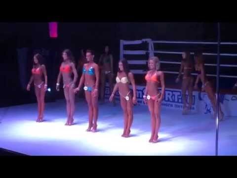 На заднем плане девушка после долгой сушки падает в обморок прямо на сцене!