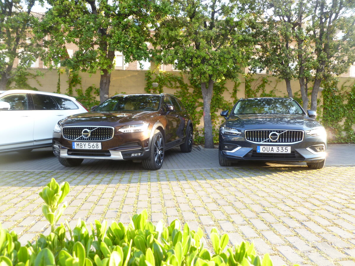 В отличие от V90, у  нового Volvo V60 чуть другой формы фары, изменён бампер, более выражены боковины и слегка изменены задние фонари.