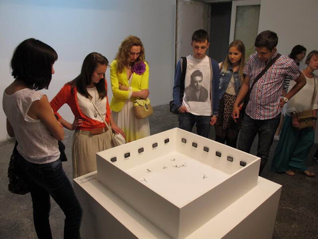 На ночь музеев в PERMM открылась маленькая инсталляция "Большое и маленькое" в виде миниатюрного зала музея с картинами по стенам и человечков из сгоревших спичек в качестве посетителей. И взрослые и дети с удовольствием рассматривали фигнюшку.