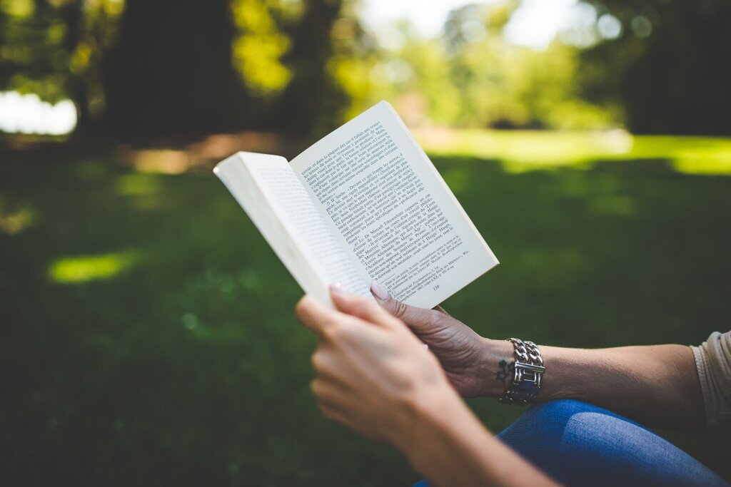Девушка молодец, читает книгу