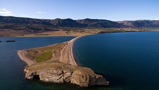 © РИА Новости / Александр КряжевПерейти в фотобанкГеологи спрогнозировали раскол Евразии по озеру БайкалКрупнейший пресноводный водоем планеты еще и самый глубокий. По разным подсчетам, его глубина не меньше 1600 метров. Если Байкал поделить между всеми россиянами, то на каждого придется около 60 тонн чистейшей, практически дистиллированной воды. В ней очень мало растворенных и взвешенных минеральных веществ и органических примесей, зато много кислорода.