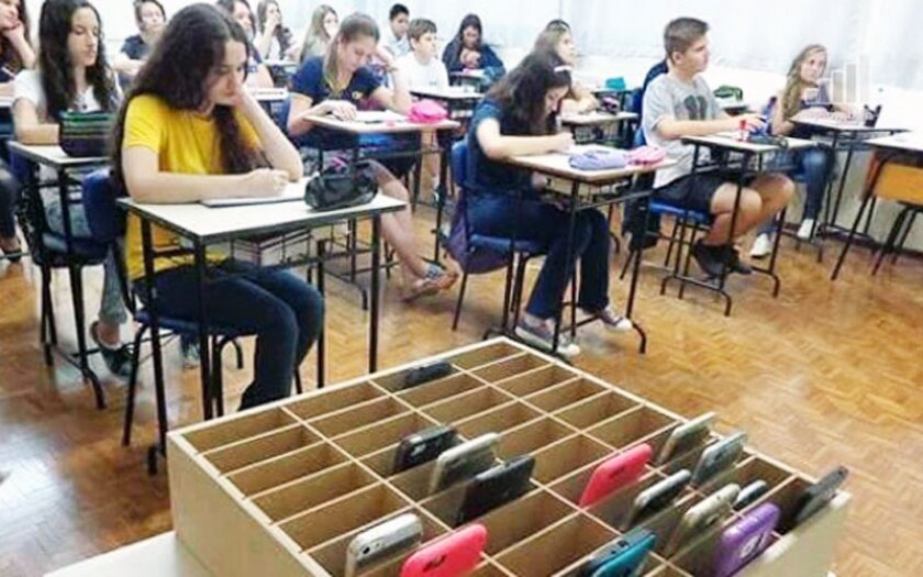 Ящик для телефонов в классе - простое, но эффективное решение
