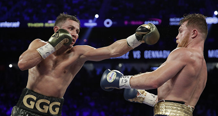 © AP PHOTO / JOHN LOCHERСколько получат Головкин и Альварес за бой в Лас-ВегасеГеннадий Головкин перед началом боя, как и год назад, вышел на ринг первым, несмотря на то, что претендентом на три титула, как и в прошлом году, был Сауль Альварес. Такая договоренность достигнута между промоутерами боксеров. Рекорд боксеров перед боем: Канело 41-1-2, 34КО, Головкин 38-0-1, 34 КО.