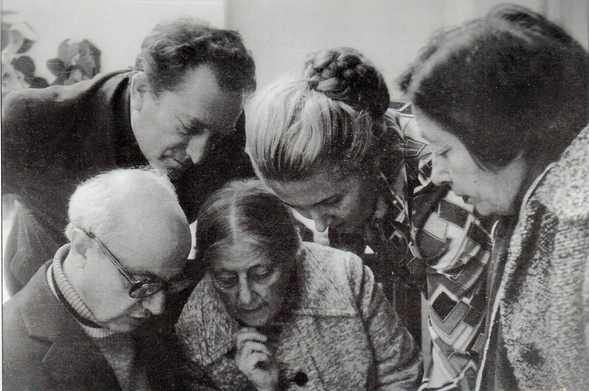 Анна Артоболевская, великий педагог и методист, в окружении других преподавателей фортепиано.