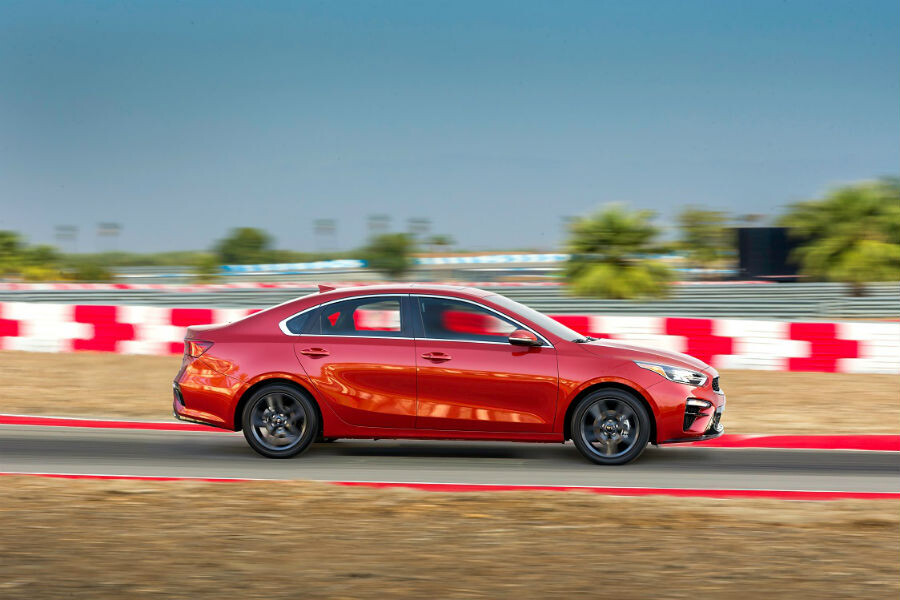 Боковым профилем 2019 Kia Forte не слишком отличается от предыдущей модели. Над дверными ручками есть линия символов и более тонкая нижняя часть дверей. В предыдущей модели символьная линия была более заметной, зубчатая в нижней части дверей. Еще одно небольшое добавление: теперь Silver trim делает полную границу вокруг окон. Но что важнее, что из за таких мелких деталей, общие пропорции Форта изменились. Кия переместила точку капота на пять дюймов назад, создав длинный капюшон. Forte также на 3,2 дюйма больше, чем в предыдущей модели.