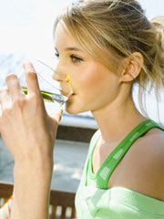 Сколько бы ни говорили об этом, я до сих пор встречаю людей, которые пьют очень мало воды. Вода – это ваш заряд бодрости, она способна добавить нам энергию. Она вымывает токсины из организма и разжижает кровь. От этого зависит доставка полезных веществ к каждой клетке нашего организма. Вода возвращает молодость коже.