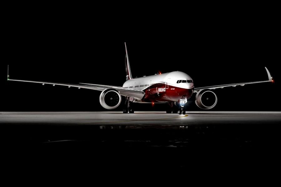 Модель использует конструкцию фюзеляжа Boeing 777 первого поколения. Алюминиевые секции производятся в Японии компанией Mitsubishi, сборка — на предприятии Boeing Paine Field в Эверетте, штат Вашингтон. Полностью композитное крыло во многом аналогично используемому на Boeing 787 Dreamliner. Оснащено активными законцовками (raked wingtips), благодаря которым размах будет варьироваться: от полного в 71,8 метра для полёта до 64,8 метра для передвижения по аэродрому и стоянки
