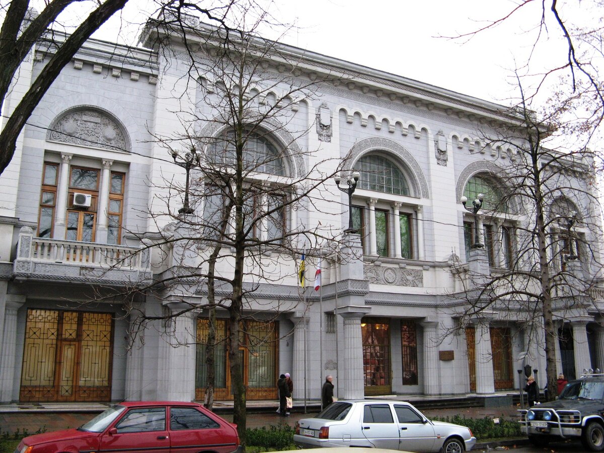 Банки был в симферополе. Здание совмина симферополь. Рнкб банк крым. Проспект кирова 36 симферополь. Симферополь ул набережная 32 рнкб.