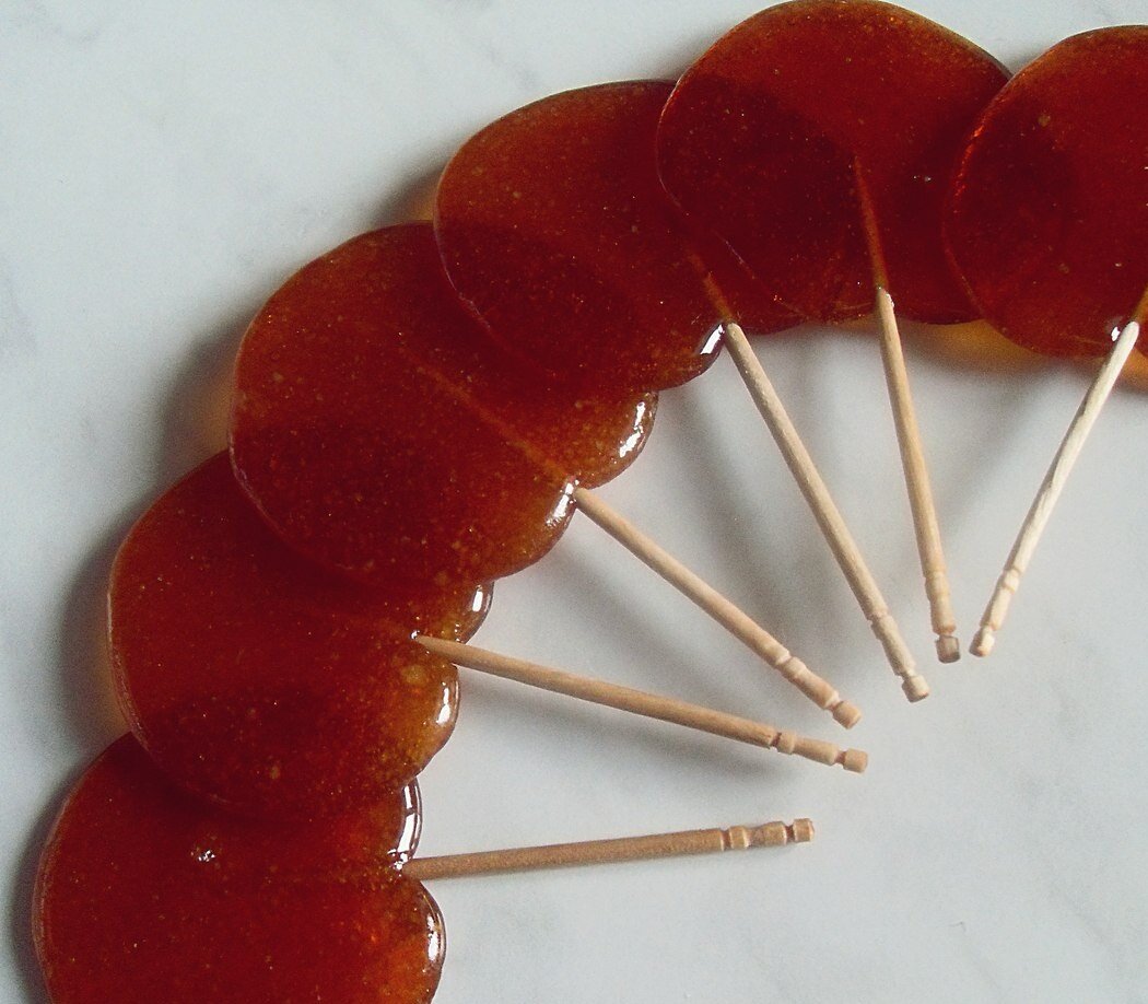 Готовить их было проще некуда.1. нужно набрать в кастрюлю немного воды, засыпать сахара в пропорции 1/1 и медленно помешивать на огне пока сахар не превратится в карамель.2. снимаем с огня и быстро разливаем по формам.