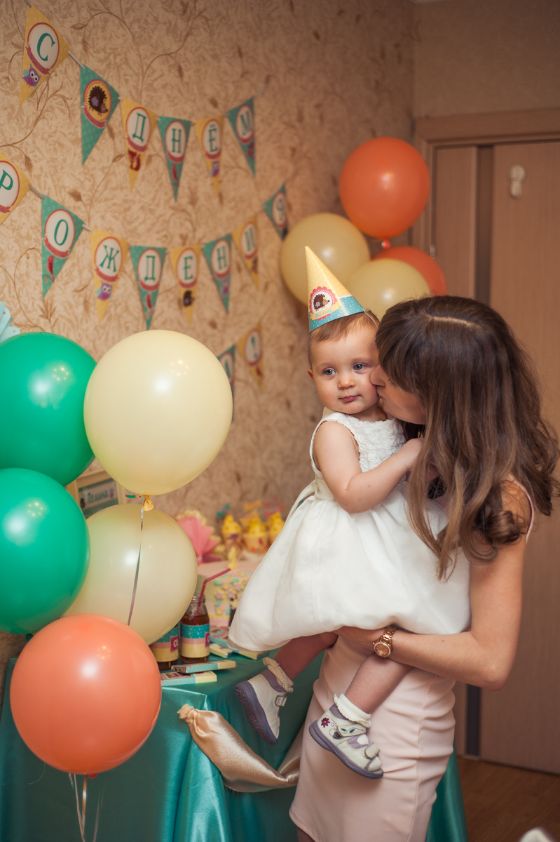 В недалеком 2015 сестра мужа поделилась идеей оформить первый праздник племянницы по-особенному! Навыков в графическом дизайне хватало, мы основательно подошли к вопросу и совместно сделали мой первый candy bar. 