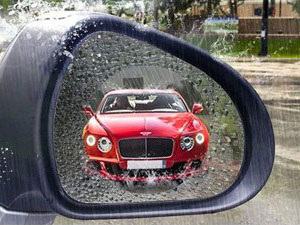 Наклейка для автомобиля надёжно защищает стёкла от негативных факторов окружающей среды. Полимер высокого качества, из которого изготовлена плёнка, не рвётся, устойчив к морозу, влаге и истиранию.