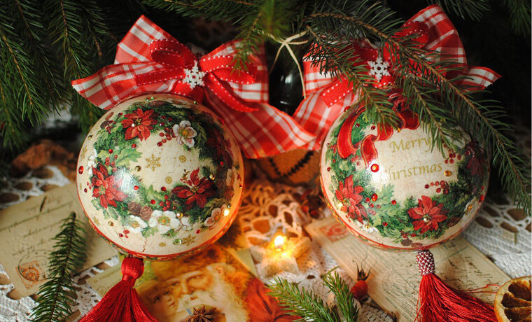 Новый Год совсем близко! Магазины пестрят обилием праздничного декора: шары, гирлянды, подвески, всевозможные украшения...