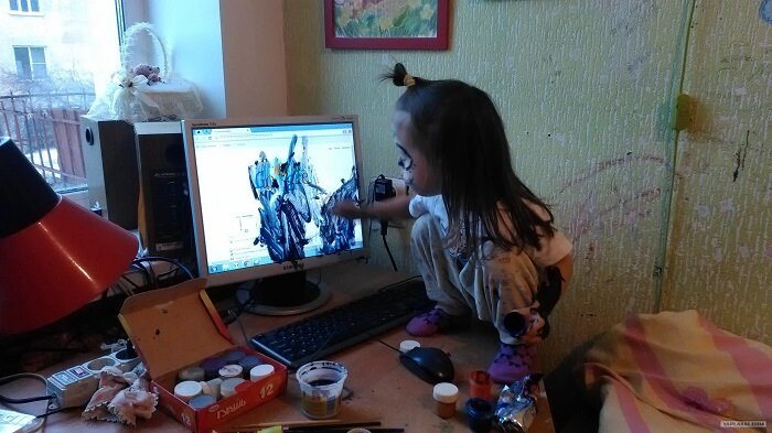 Видимо юной художнице жизнь в мониторе показалась недостаточно мрачной. 