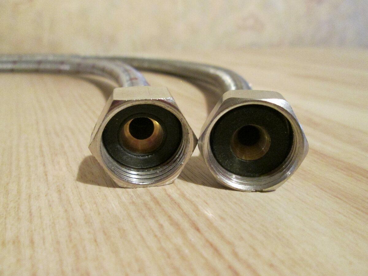 Гибкий шланг уплотнителями. Они подлежат замене.