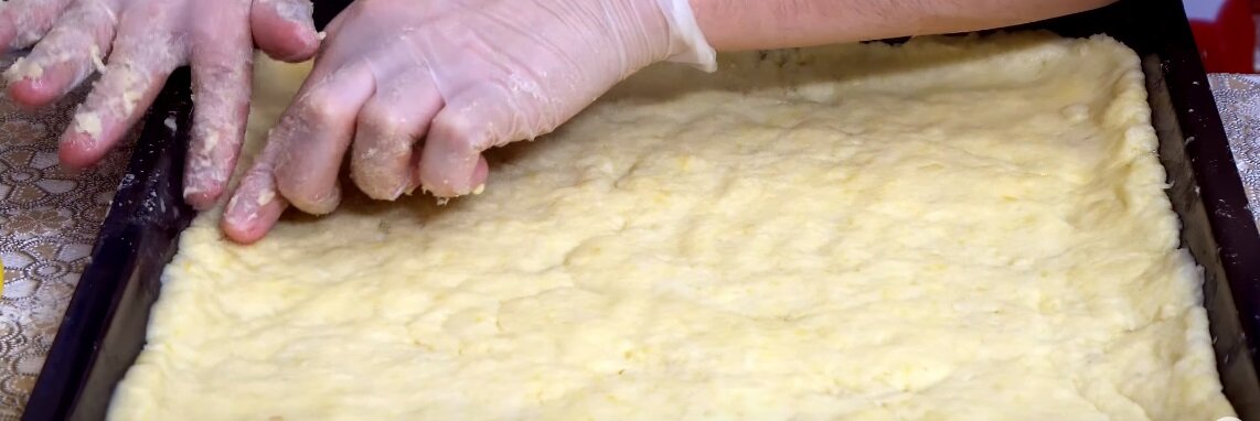 Выкладываем наше картофельное тесто на противень (предварительно смазать оливковым маслом, около 4 ст.л.), делаем бортики по краям, и отправляем в разогретую духовку до 225 градусов Цельсия на 25 минут