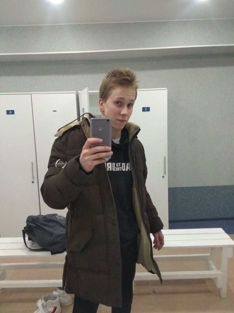 А это сам я после очередной тренировки. На данный момент мне 17 лет и здесь я немного и немало, но  уставший)