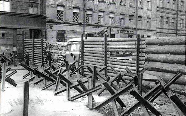 баррикада у Нарвских ворот (на Нарвском пр.). Сентябрь 1941 г.