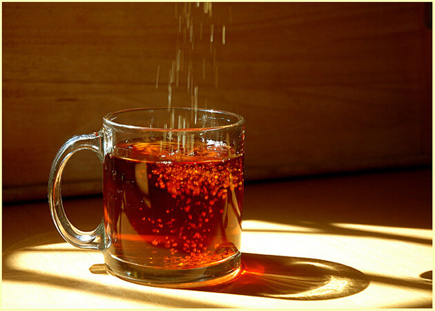Чай с сахаром. Растворение сахара в чае. Чай с сахаром в стакане. Сахар растворяется в чае.