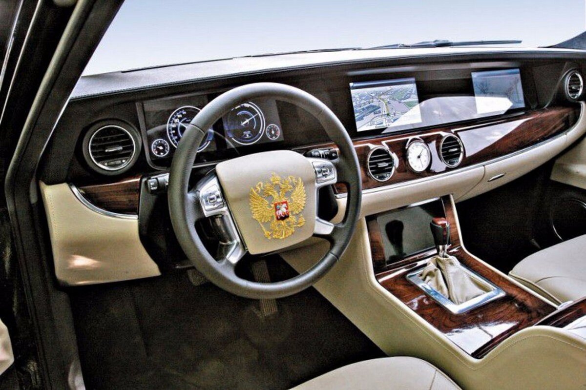 Водительское место в машине "Аурус".