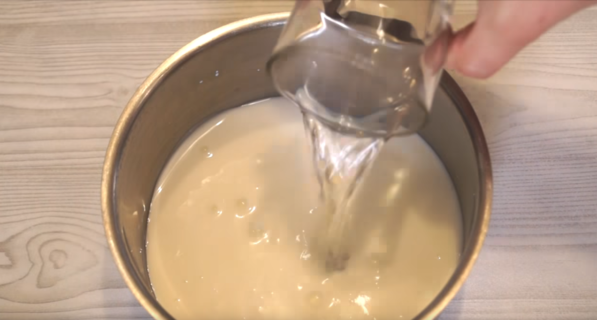 На фото прозрачного цвета.