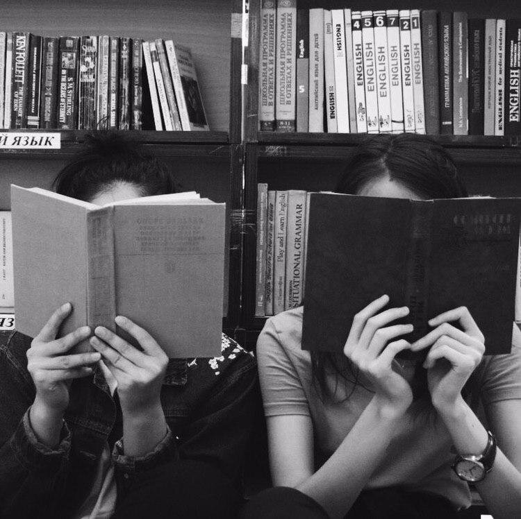 Составив список книг, которые хотелось бы перечитать, я не смогла не составить еще один с книгами, которые вообще не впечатлили меня или не зацепили. Данный список составлен субъективно мной, вы свободно можете не соглашаться с моим мнением. Я не удивлюсь, если мнение об этих книгах у меня поменяется с истечением времени.