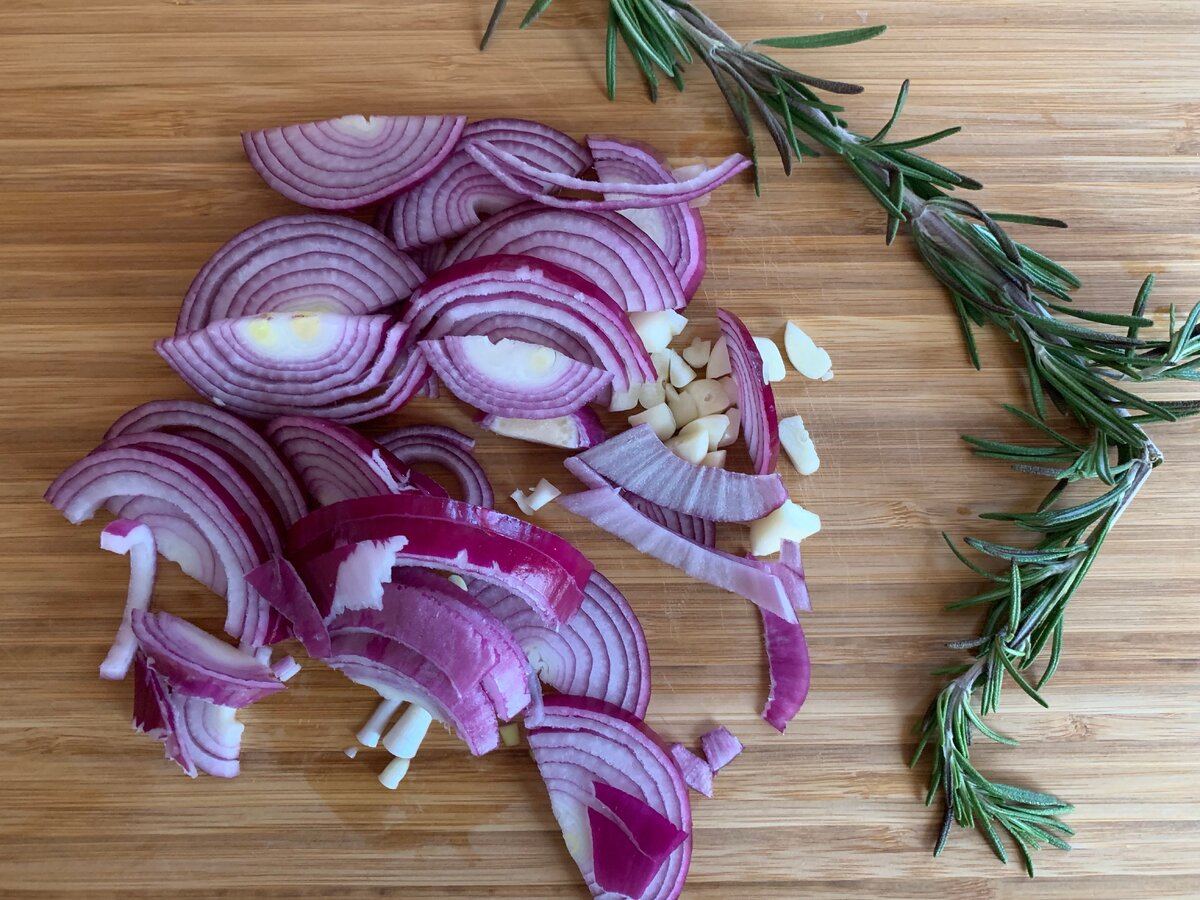 Как нарезать лук полукольцами