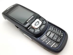 Это Samsung SGH-D500 - первый слайдер с поддержкой ВlueТooth. Он имел камеру 1,3 мегапикселя,семикратным зумом и вспышкой, разрешение 176х220 и мог отображать до 262000 цветов(современные телефоны отображают почти 17.000.000 цветов). Средняя цена во время релиза - 30000 рублей. 