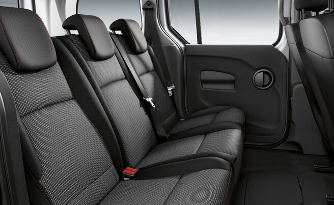 Внутри RED Design Package означает красные ободки на дефлекторах вентиляции и динамиках, такого же цвета прострочку на передних сиденьях и на всех подголовниках. Вместе с RED Design можно заказать хром на решётке радиатора и хромированный декор в салоне.