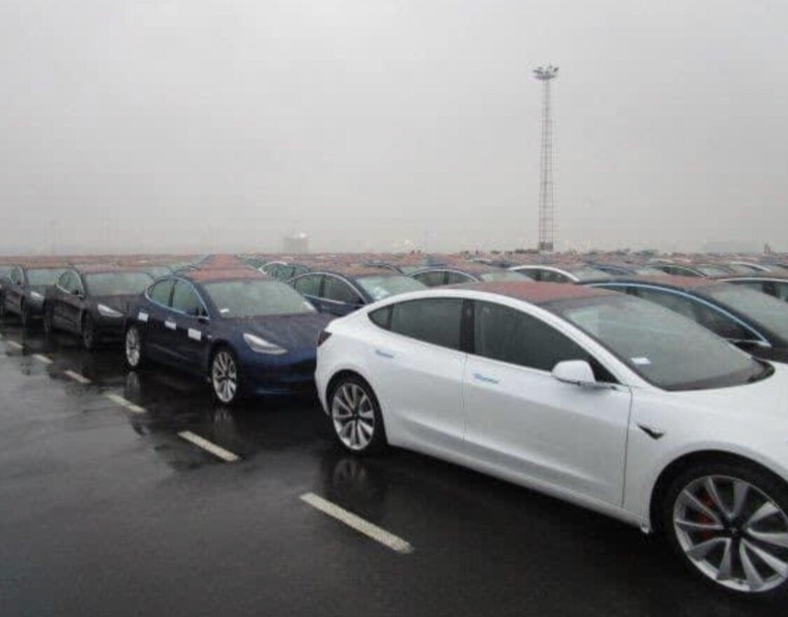 Тысячи Tesla  Model 3