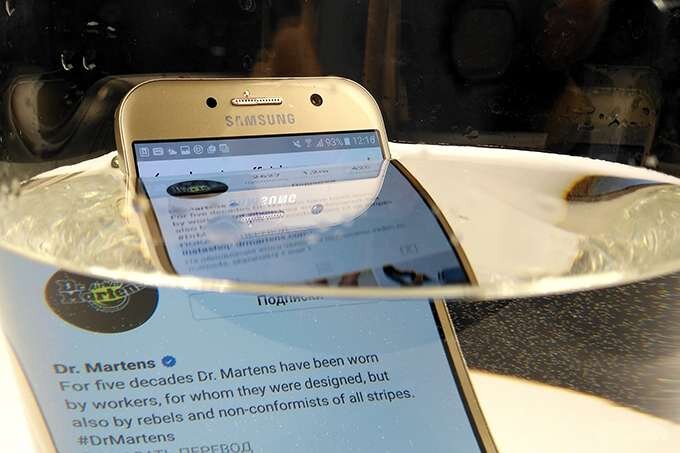 Стандарт защиты от воды и пыли IP68 позволяет комфортно использовать смартфоны Galaxy A5 (2017) в любых условиях.