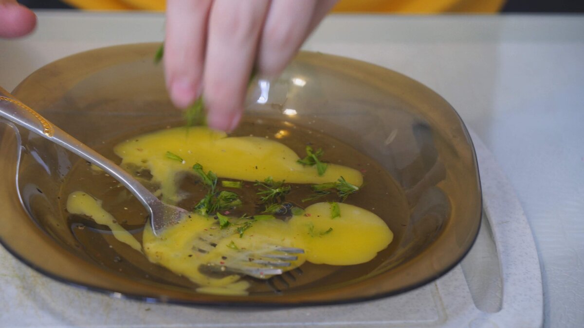 Разбиваем яйца (2 шт.), посыпаем зелень, перчим и солим по вкусу. Перемешиваем.