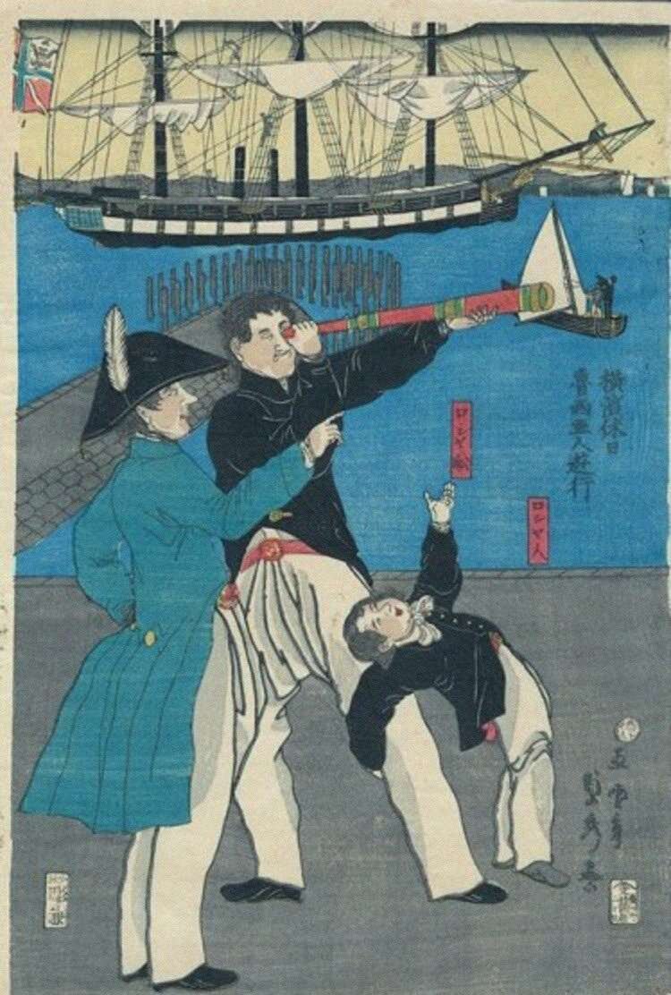 Русские смотрят на пейзаж вдоль линии берега в Иокогаме. На заднем плане русский военный корабль. 