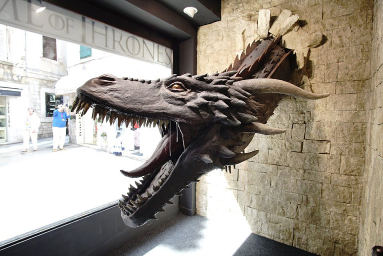 Колоссальная челюсть драконьей головы приветствует вас, когда вы входите в Музей Игры престолов в Сплите