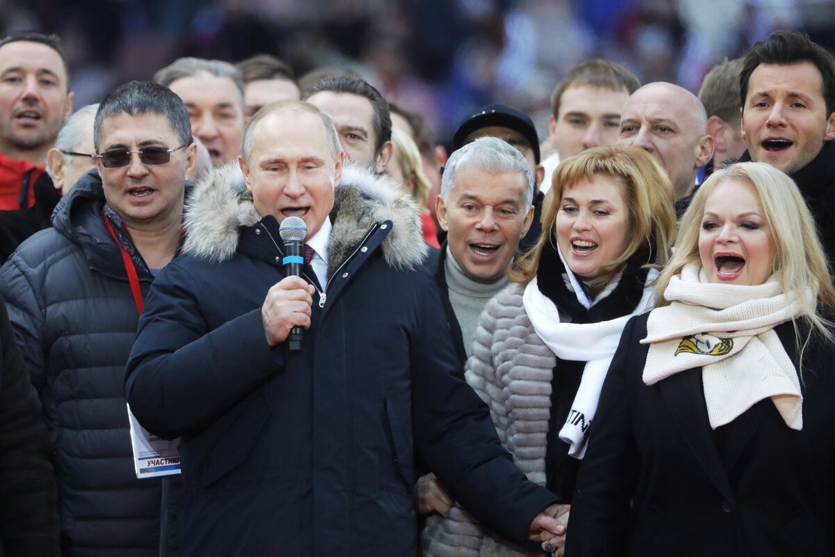   Двадцать  лет  у  ВЛАСТИ. о  правлении  Владимира  Владимировича  Путина,  с  1999   по  2019  г.г.

   Двадцать  лет  у  ВЛАСТИ,  двадцать  во  главе,
Как  же  изменилась  жизнь  людей  в  стране.
Есть  ли  радость  у  людей?  Что  у  них  в  основе?
Безразличие,  любовь  или  тяга  жить  в  ушедшем  строе.

   Двадцать  лет  у  ВЛАСТИ,  двадцать  во  главе,
Он  прикован  к  ВЛАСТИ,  с  ней  он,  и  во  сне.
Только  результаты,  не  красят  жизнь  в  стране,
В  годы  ВЛАСТИ  СТАЛИНА,  народ  был  во  главе.

    Росло  благополучие,  любовь  к  Вождю  росла,
И  мощь  страны  Советов,  неизмеримо  ввысь  пошла.
И  все  народы  Мира,  в  Союзе  жить  желали,
Витриной  был  Союз  народов  для  Западной  морали.

 Берите  лучшее,  Верховный,  берите,  Президент,
Там  много  ценного,   ВАМ  от Детей  Войны  совет.
Берите  Равенство,  берите  Благородство,
И  жизнь  народа  ввысь  пойдёт,
Ведь  это  всё  ХРИСТА  ГОСПОДСТВО,

       31  мая  2019  года.


