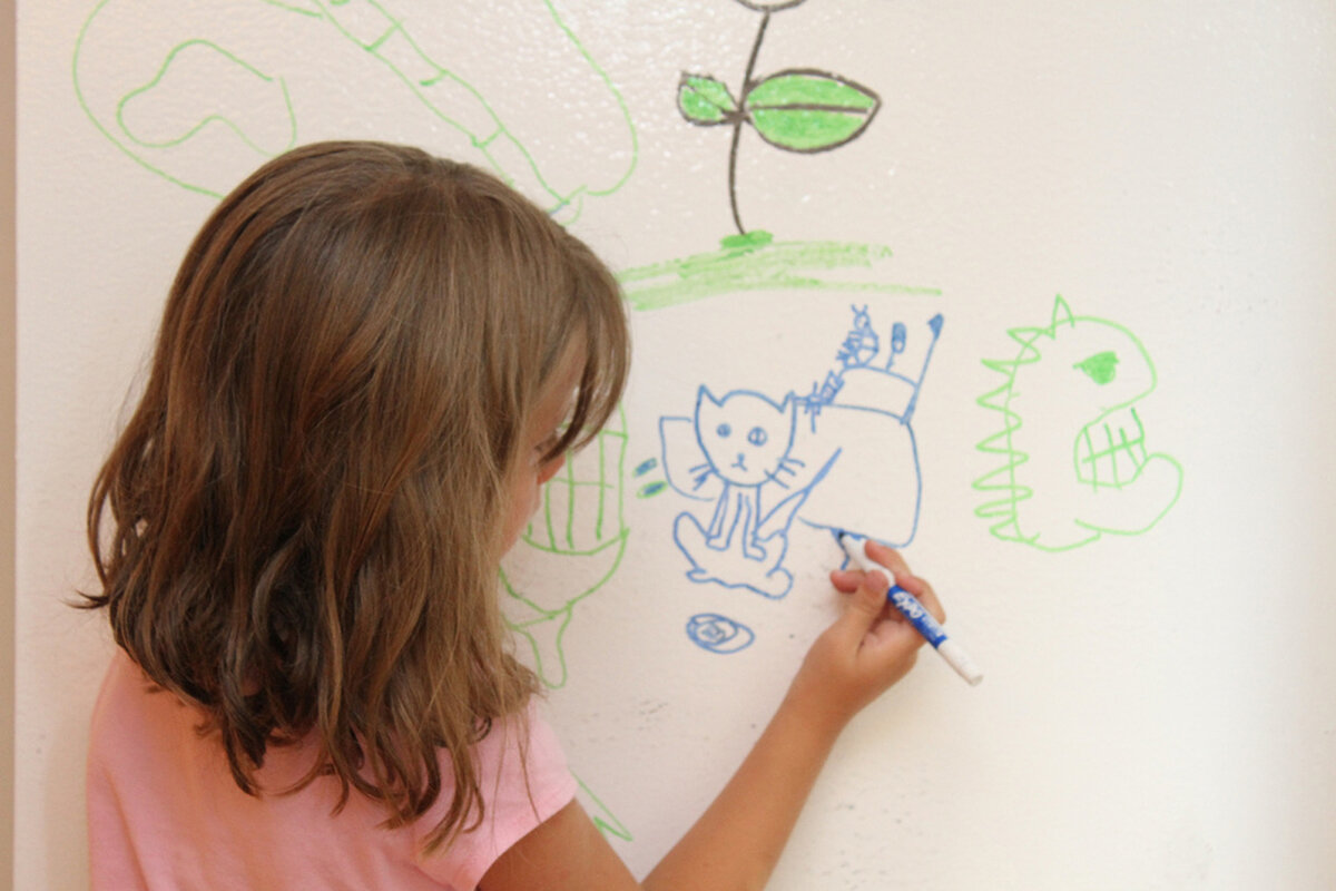 Покажи картинку где рисовать. Рисование фломастерами для детей. Рисование маркерами для детей. Рисование на обоях с детьми. Фломастеры для рисования.