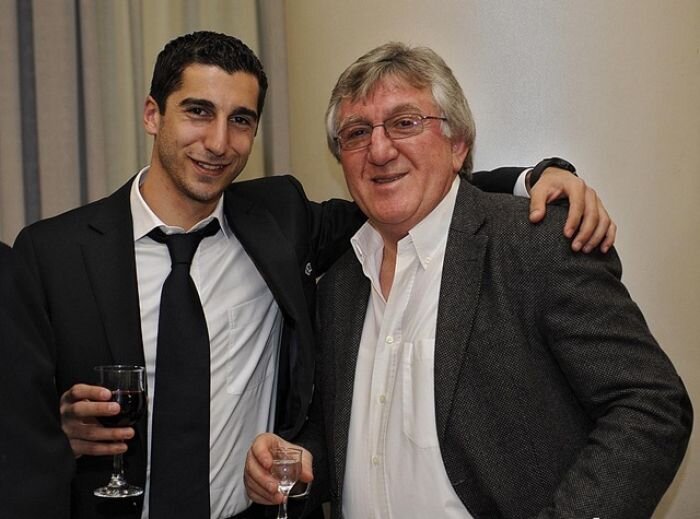 На фото с Генрихом Мхитаряном. Фото взято с sport.news.am Чрезмерное употребление алкоголя вредит вашему здоровью.