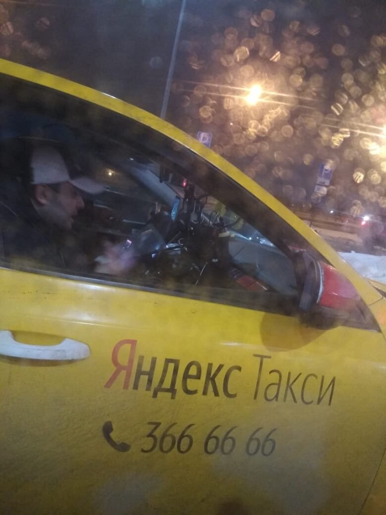 На фото продавцы заказов Яндекс.Такси (около 12 телефонов в машине)