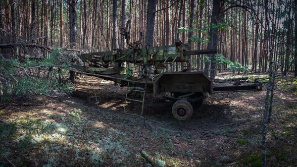 Наткнулись на целую кучу радиоактивной техники в глибинах лесов Чернобыля