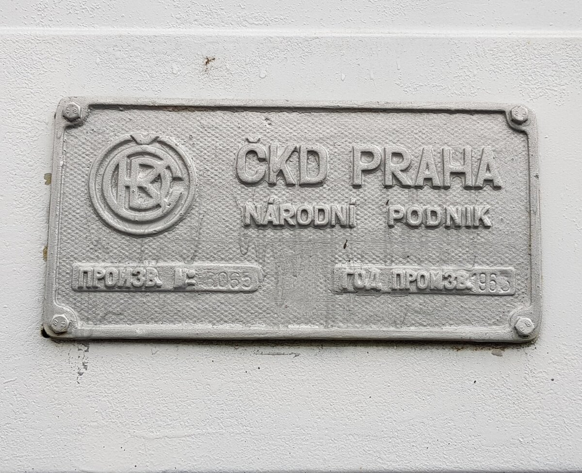 Табличка указывающая на завод-изготовитель на борту тепловоза ЧМЭ3-001. Фото: Алексей Алексеев