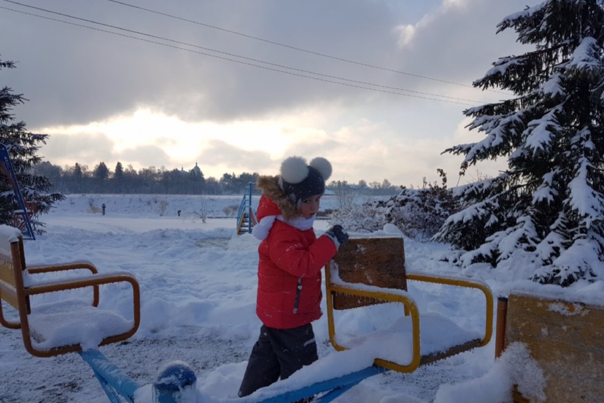 Моя средняя дочка на даче.