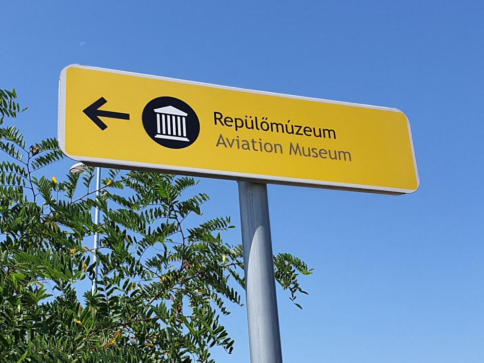 Указатель на авиационный музей Aeropark Budapest в аэропорту Ференц Лист, Будапешт. Венгрия