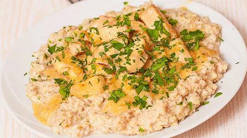 1. Овсяная каша с куриной грудкой и зеленью. Вам понадобятся: куриная грудка  (200 грамм), овсяные хлопья (100 грамм), чеснок (по желанию), укроп,  соль, специи. Приготовление: кладем в кастрюлю мелко нарезанные кусочки  куриной грудки и чеснок, заливаем водой и ставим на огонь. После того,  как куриная грудка будет готова, засыпаем овсяные хлопья (если бульона  слишком много, то сливаем лишнее), немножко солим, перчим и добавляем  укроп. Закрываем блюдо крышкой и даем ему настояться примерно 10 минут. Совет: в кашу можно добавить тертую морковь.