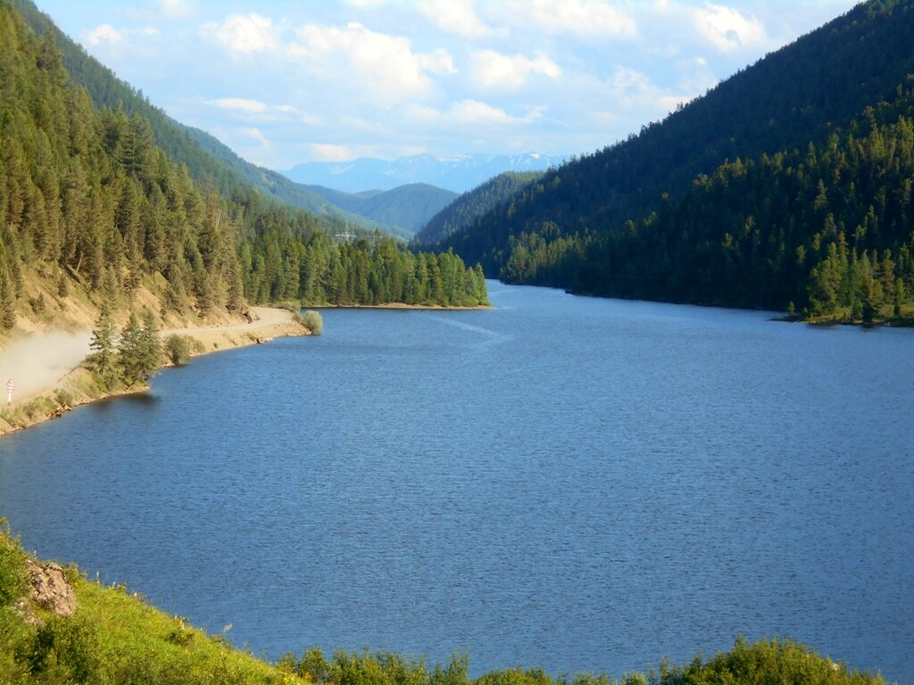 Озеро в горном алтае название. Озеро Чейбеккель горный Алтай. Чейбеккёль мёртвое озеро. Мертвое озеро горный Алтай Улаганский. Мертвое озеро Чейбеккель горный Алтай.