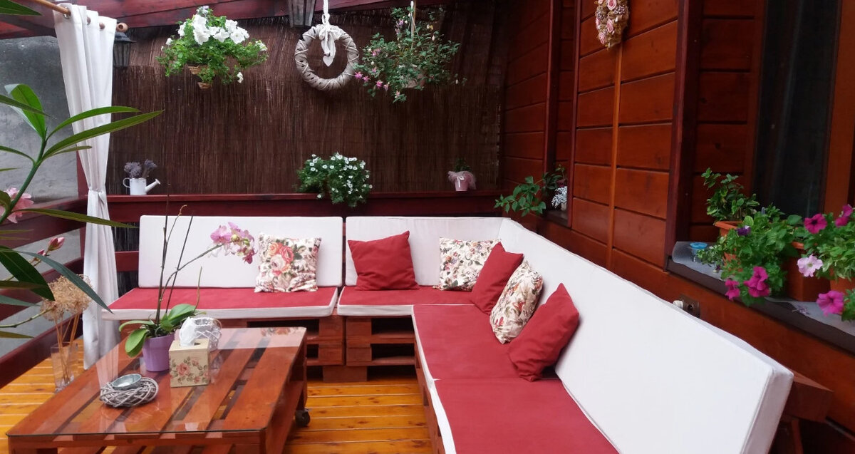 Благодаря матрасам и подушкам палитры превратятся в удобные сидения 