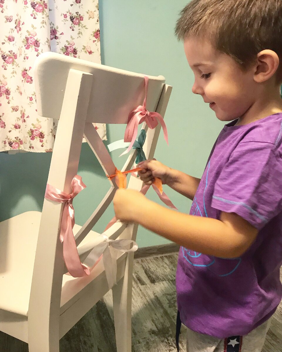 Пока готовите еду - привяжите ленточки. Ребенок увлечен их развязыванием, а вы - готовкой!