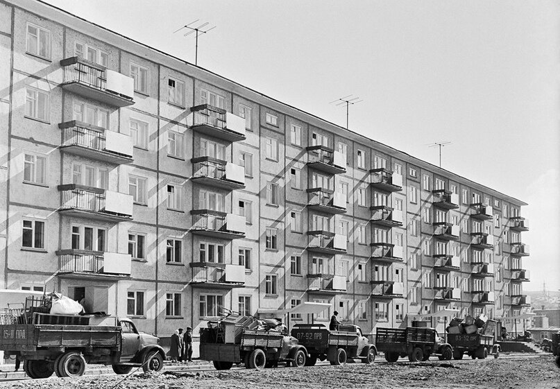 Новый жилой дом готовится к новоселью. 1963 год